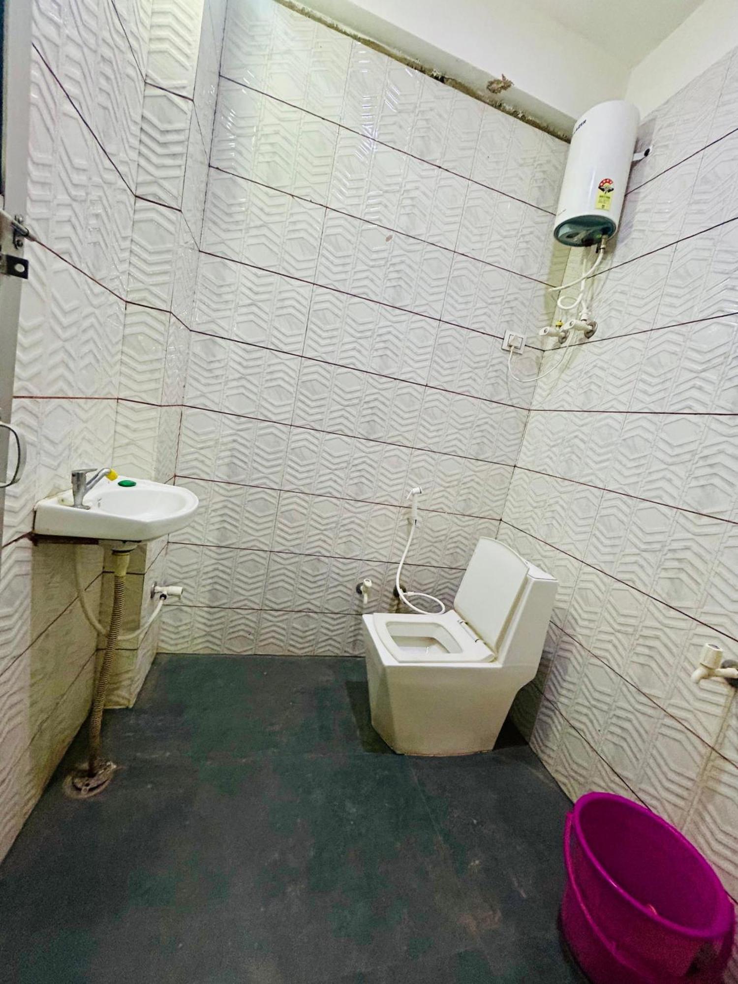 Milan Hotel & Restaurant Sikar Exterior photo
