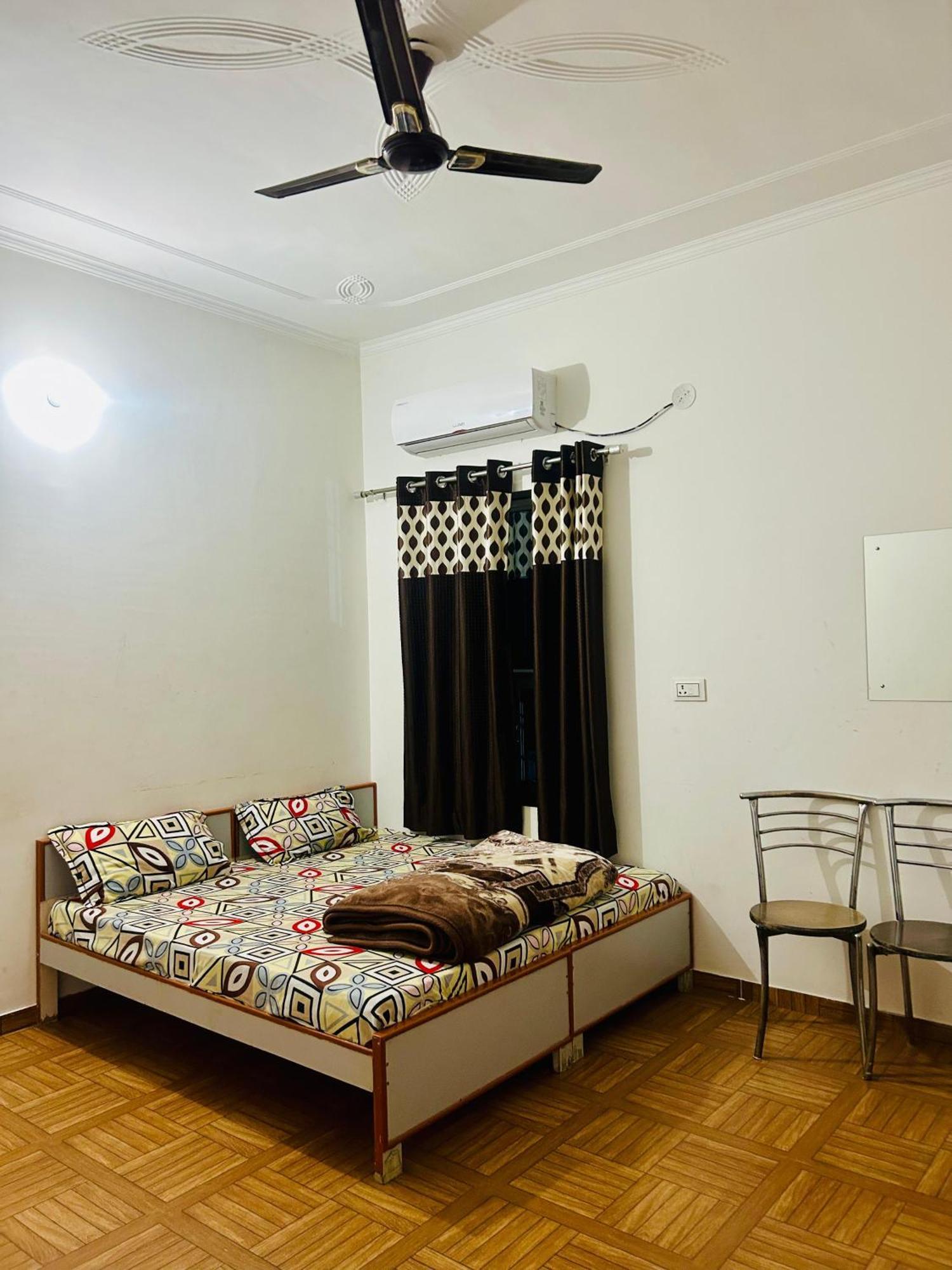 Milan Hotel & Restaurant Sikar Exterior photo